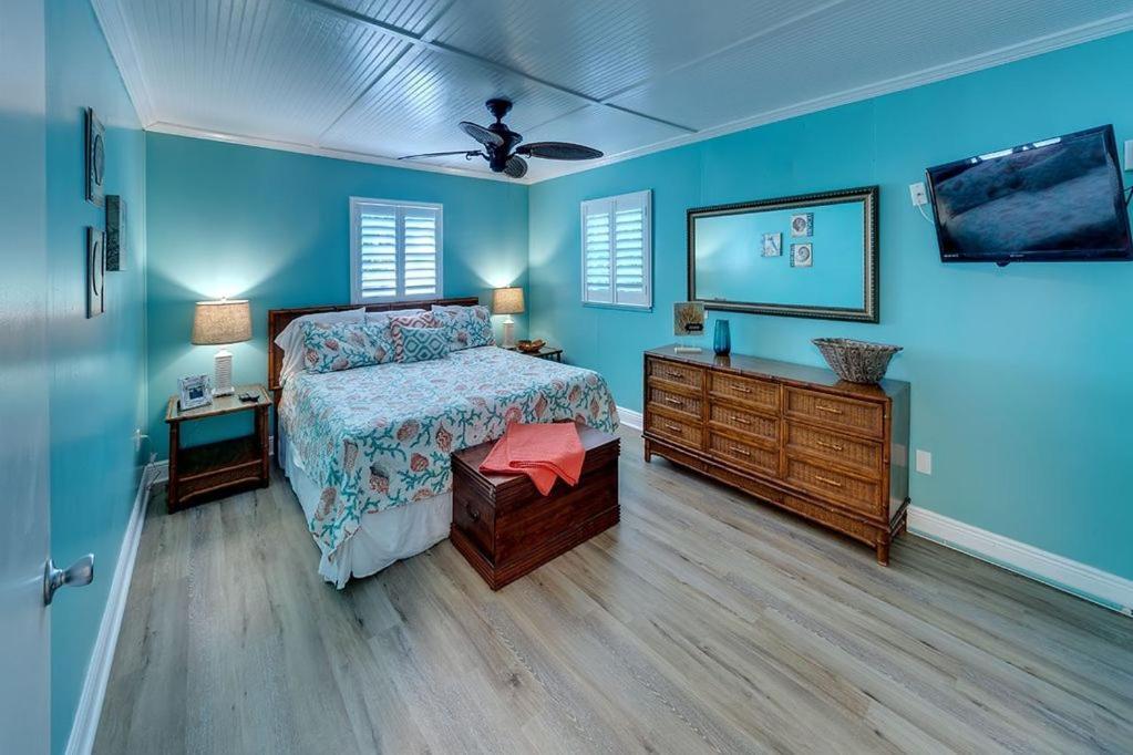Beach Getaway Pool Condo Between The Island Marina And Beach Bradenton Beach Eksteriør billede