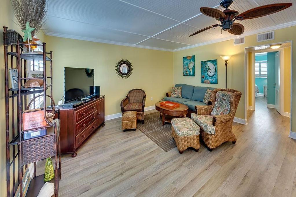 Beach Getaway Pool Condo Between The Island Marina And Beach Bradenton Beach Eksteriør billede
