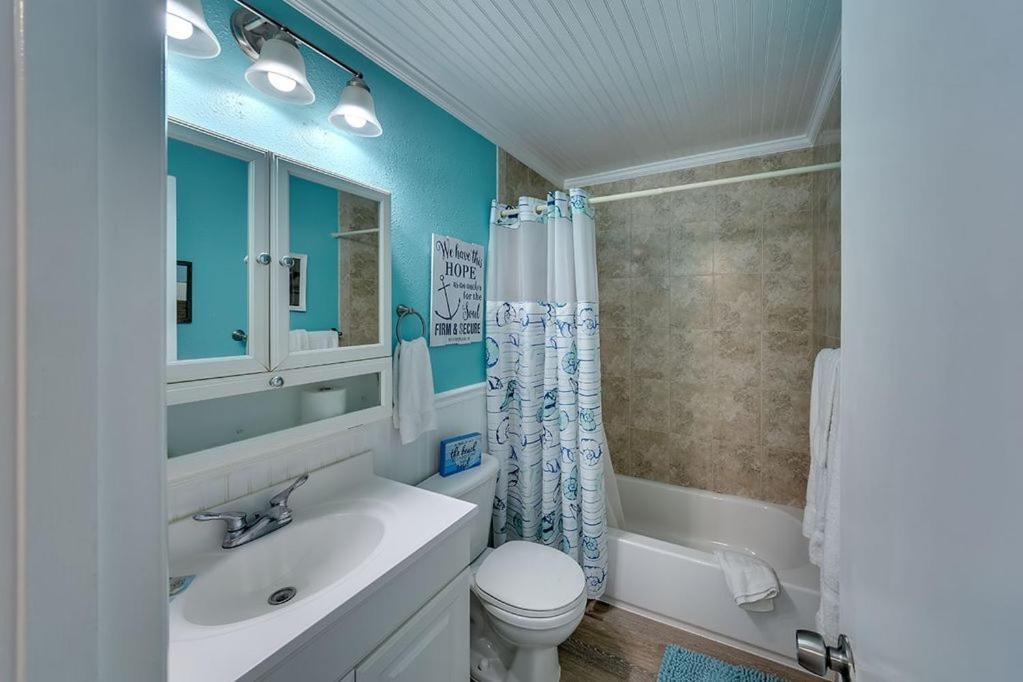 Beach Getaway Pool Condo Between The Island Marina And Beach Bradenton Beach Eksteriør billede